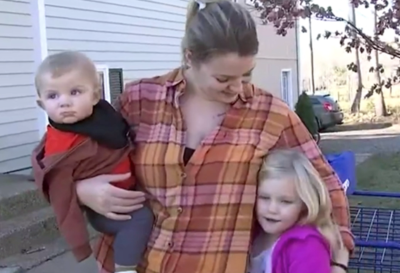 Mother grabs raccoon that attacked her daughter